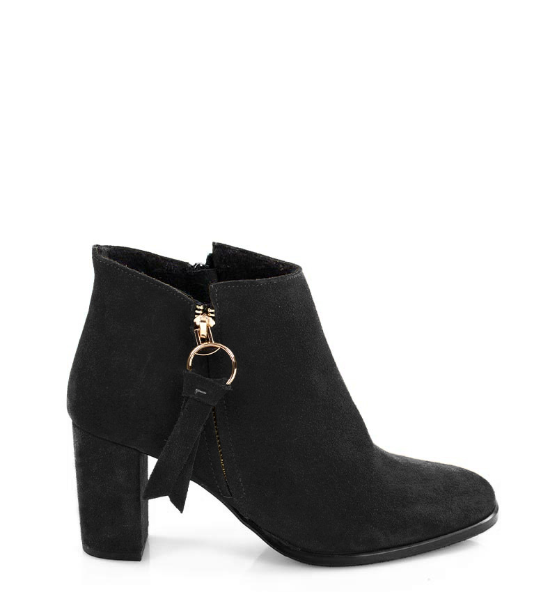 JUDITH - krótkie botki czarne na słupku - bokiem