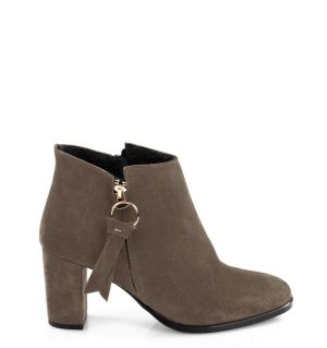 JUDITH - krótkie botki ciemno beżowe na słupku - bokiem