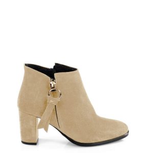 JUDITH - krótkie botki jasno beżowe na słupku - bokiem