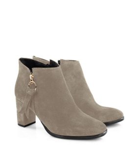 JUDITH - krótkie botki beżowe na słupku - po skosie