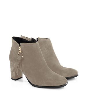 JUDITH - krótkie botki beżowe na słupku - po skosie