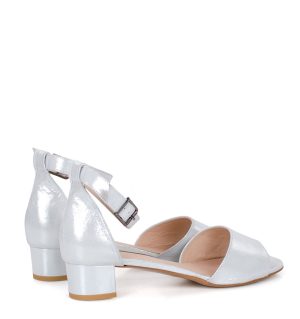 GINA - srebrne sandałki na niskim obcasie - obrazek 4