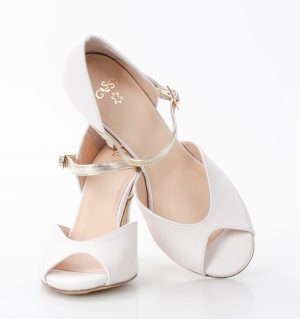 LOURDES - Jasnobeżowe sandałki do tańca ze złotym paskiem - obrazek 7